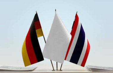 Alman bayrağı kağıtlarla beklemede 