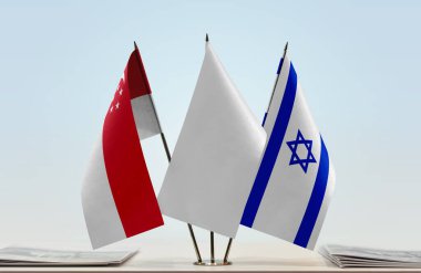 İsrail, Singapur ve beyaz bayraklar kağıtlarla ayakta
