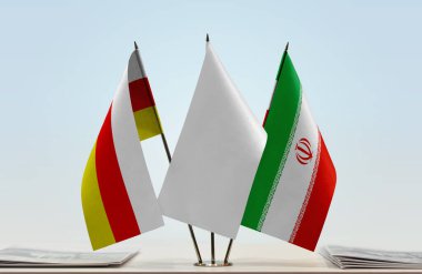 Güney Osetya İran ve beyaz bayraklar belgelerle ayakta