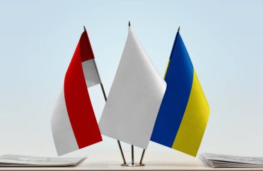 Endonezya, Ukrayna ve beyaz bayraklar masada gazeteler