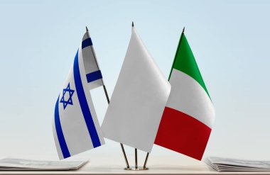 İtalya bayrağı kağıtlarla birlikte beklemede 