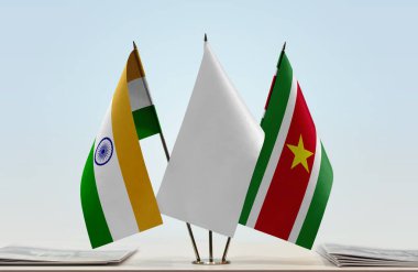 Hindistan, Surinam ve beyaz bayraklar kağıtlarla ayakta  