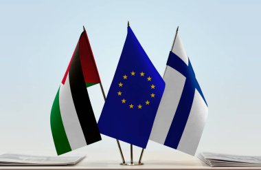  Filistin Finlandiya ve eu bayrağı kağıtlarla ayakta duruyor