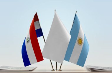 Paraguay bayrakları kağıtlarla ayakta  