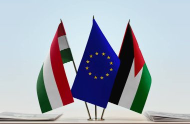 Macaristan Ürdün ve eu bayrağı kağıtlarla ayakta
