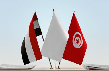 Tunus ve Yemen bayrakları kağıtlarla birlikte duruyor   