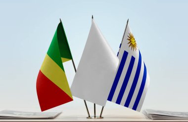 Kongo Cumhuriyeti Uruguay bayrakları kağıtlarla ayakta duruyor  