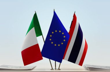 İtalya Tayland ve eu bayrağı kağıtlarla birlikte duruyor