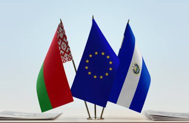 Belarus, El Salvador ve eu bayrakları kağıtların yanında.