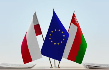 Polonya Oman ve eu bayrağı kağıtlarla ayakta