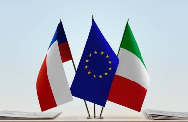 İtalya bayrağı kağıtlarla birlikte beklemede 