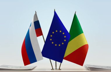 Slovenya ROC ve eu bayrağı kağıtlarla birlikte beklemede