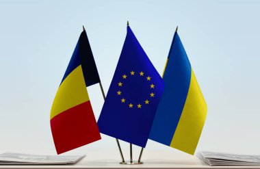 Chad, Ukrayna ve eu bayrağı kağıtlarla birlikte hazır bekliyor.
