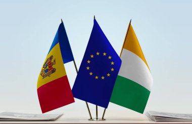 Moldova Fildişi Sahili ve eu bayrakları kağıtlarla ayakta