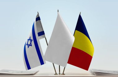 İsrail, Çad ve beyaz bayraklar kağıtlarla ayakta