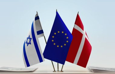 İsrail, Danimarka ve eu bayrakları kağıtlarla ayakta  