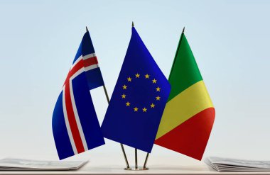 İzlanda ROC ve eu bayrağı kağıtlarla birlikte beklemede