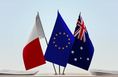 Malta Avustralya ve eu bayrakları kağıtlarla ayakta