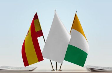 İspanya Fildişi Sahili bayrakları kağıtlarla birlikte duruyor