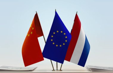 Hollanda ve Çin 'in bayrakları gazete bayrağıyla beklemede  