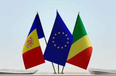 Andorra, Kongo Cumhuriyeti ve eu bayrakları evraklarla birlikte beklemede.