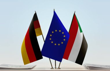 Almanya Sudan ve eu bayrağı kağıtlarla ayakta
