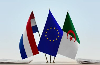 Hollanda Cezayir ve eu bayrakları belgelerle ayakta