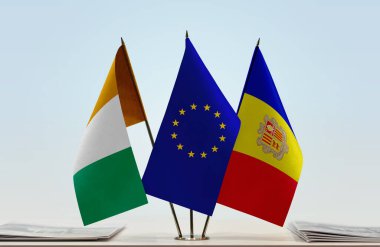 Andorra, Fildişi Sahili ve eu bayrakları kağıtların yanında.
