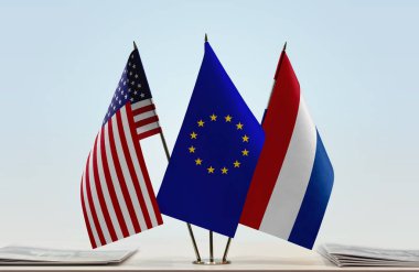 ABD ve eu bayrakları kağıtlarla ayakta  