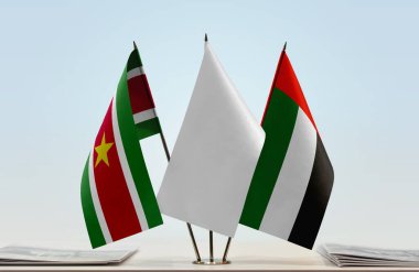 Birleşik Arap Emirlikleri ve beyaz bayraklar evraklarla birlikte beklemede