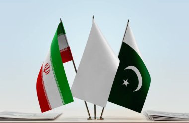 İran, Pakistan ve beyaz bayraklar masada gazetelerle birlikte
