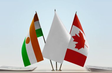 Nijer Kanada belgelerle ayakta duruyor