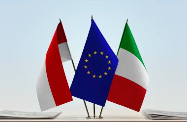 İtalya bayrağı kağıtlarla birlikte beklemede 