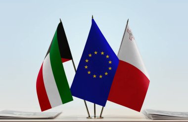 Kuveyt Malta ve eu bayrağı evraklarla birlikte beklemede
