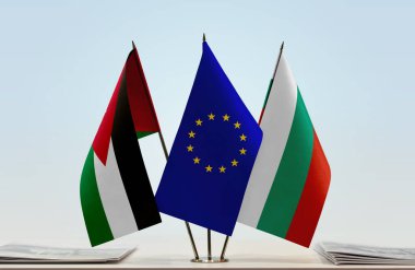 Ürdün Bulgaristan ve eu bayrakları kağıtlarla ayakta  