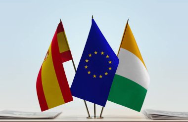 İspanya Fildişi Sahili ve eu bayrağı kağıtları hazırladı