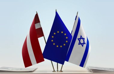 Letonya İsrail ve eu bayrağı kağıtlarla ayakta
