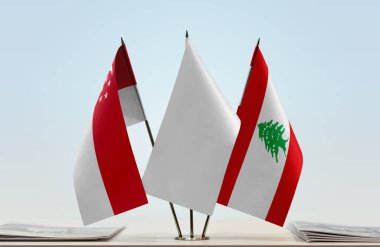 Lübnan ve Singapur bayrakları kağıtlarla ayakta  