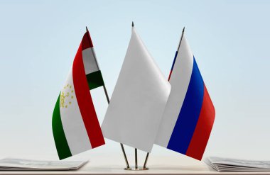 Tacikistan Rusya ve beyaz bayraklar belgelerle ayakta  
