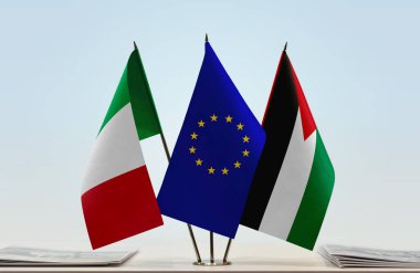 İtalya Filistin ve eu bayrağı kağıtlarla beklemede