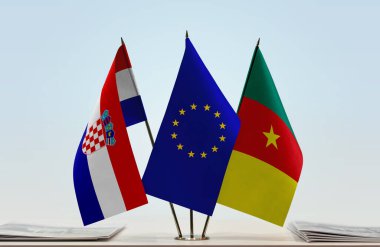 Hırvatistan Kamerun bayrakları kağıtlarla birlikte stantta  