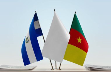 El Salvador Kamerun ve beyaz bayraklar kağıtlarla ayakta