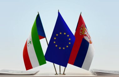 Ekvator Gine eu bayrakları kağıtlarla beklemede