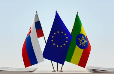 Slovakya Etiyopya ve eu bayrağı kağıtlarla ayakta