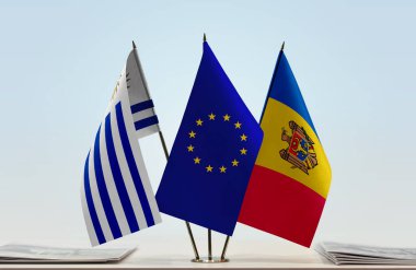 Uruguay ve eu bayrakları kağıtlarla ayakta  
