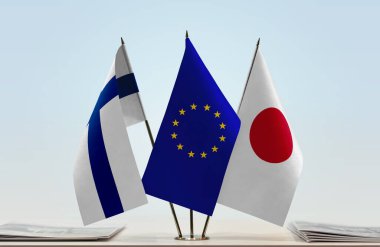 Finlandiya Japonya ve eu bayrağı kağıtlarla ayakta duruyor