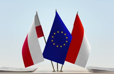 Polonya Endonezya ve eu bayrakları kağıtlarla ayakta