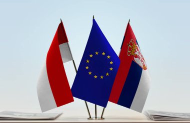 Endonezya Sırbistan ve eu bayrakları belgelerle ayakta  
