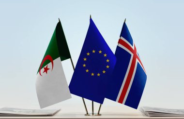 Cezayir, İzlanda ve güle güle bayrakları kağıtların yanında.  