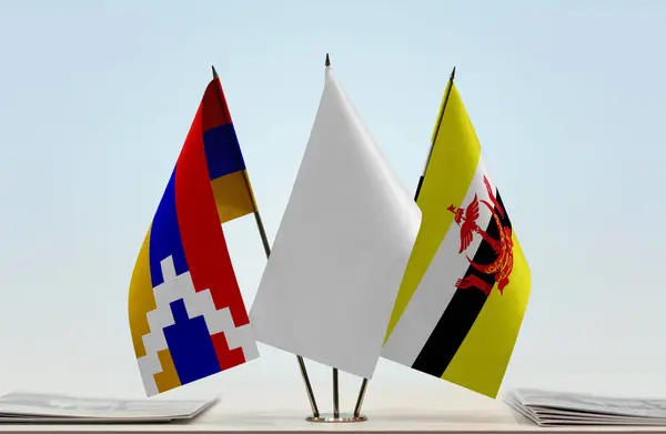 Haut Karabakh Brunei Drapeaux Blancs Sur Stand Avec Des Papiers — Photo